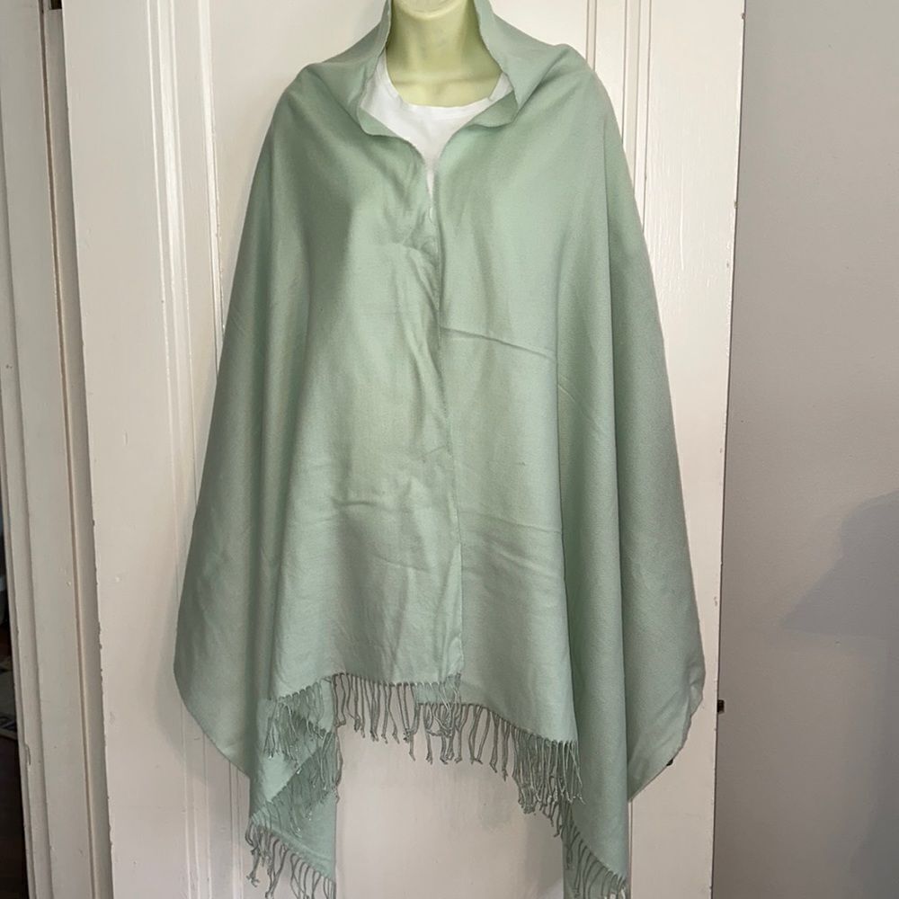 David & Young‎ mint green acrylic shawl or wrap